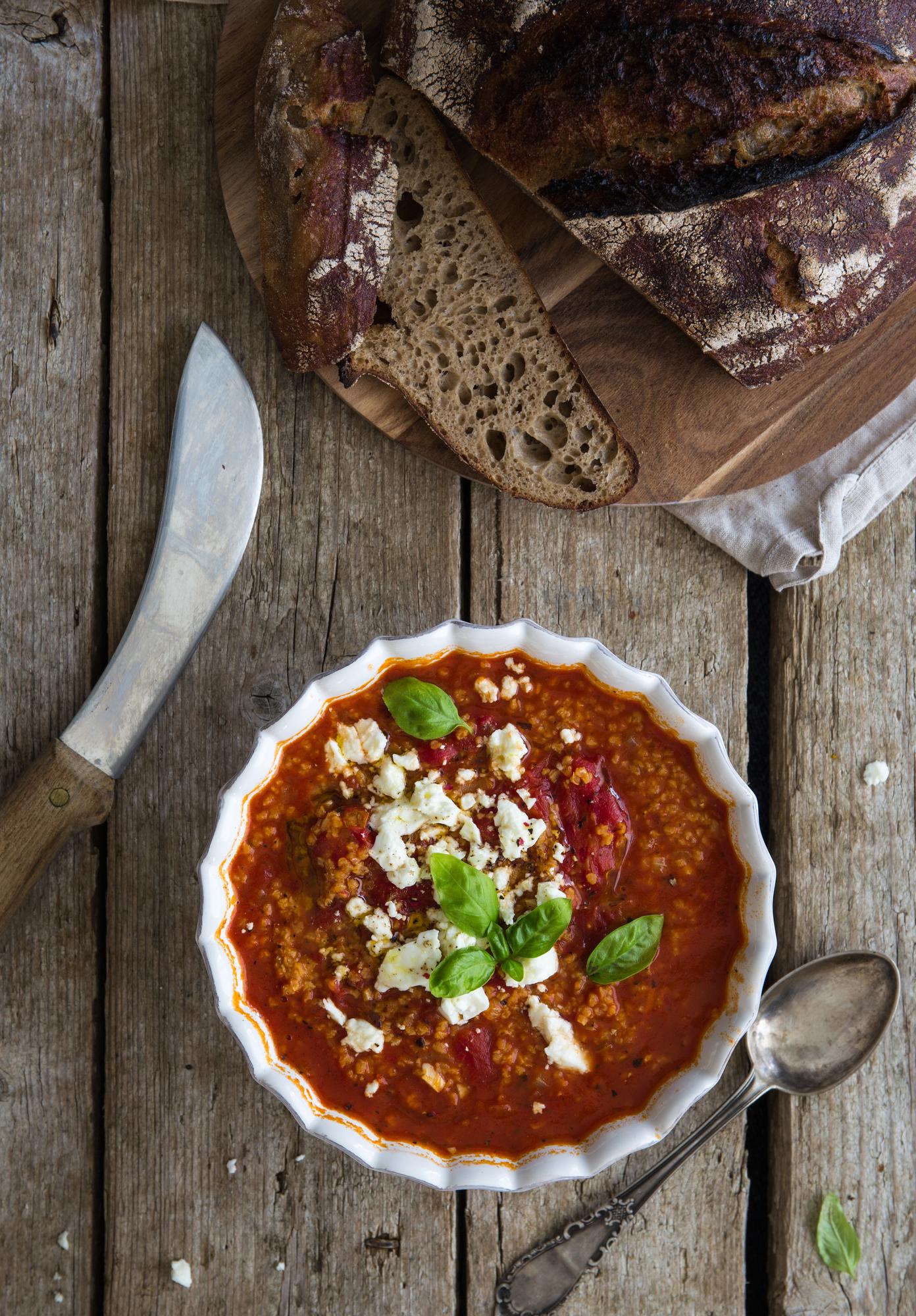 Tomatensoep met bulgur en feta