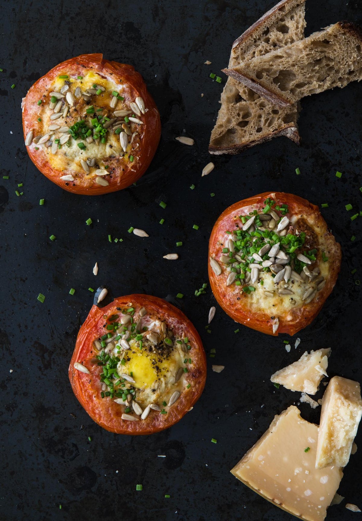 Gebakken tomaten met bieslook en parmezaan
