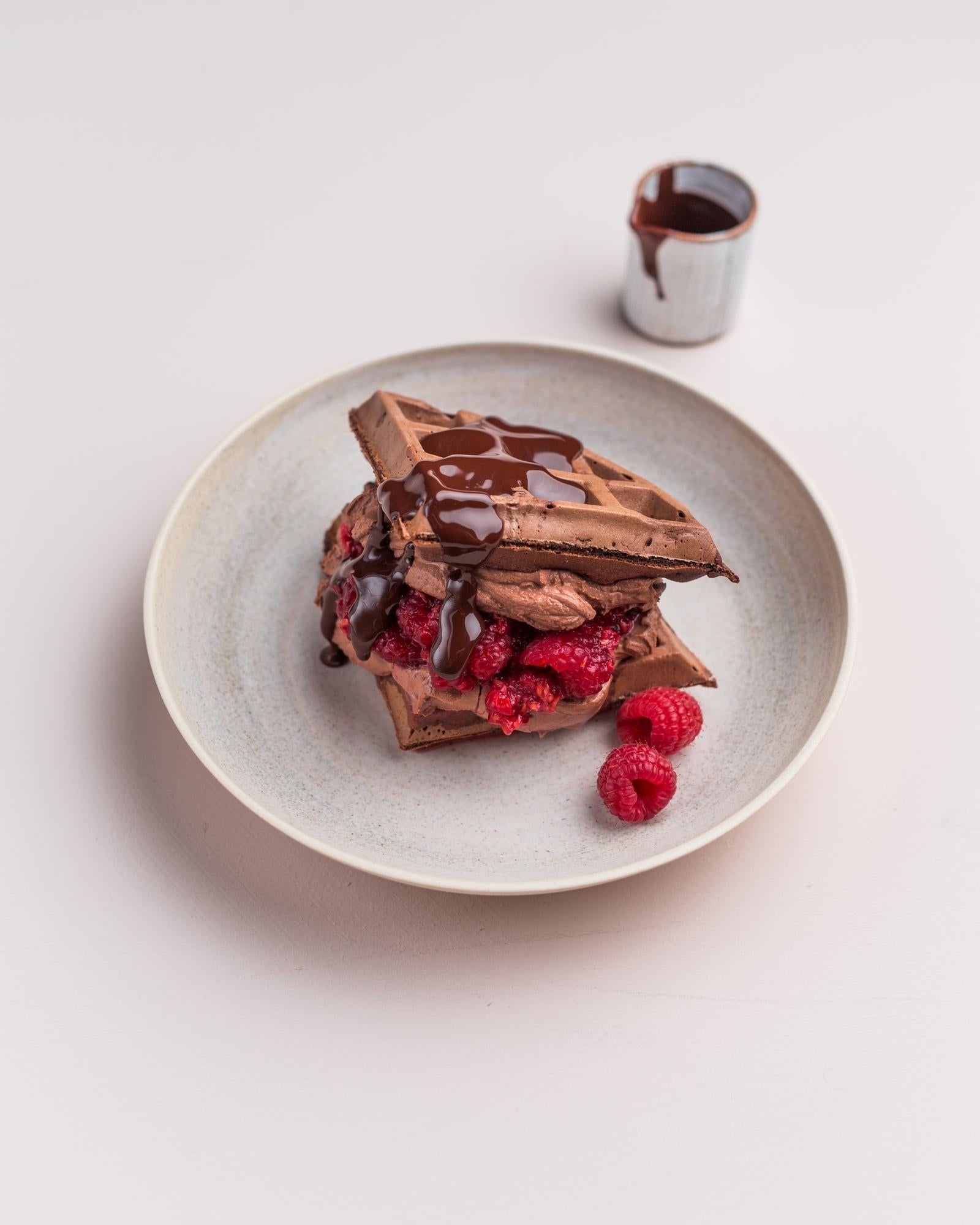 Wafels met pindakaas en frambozen