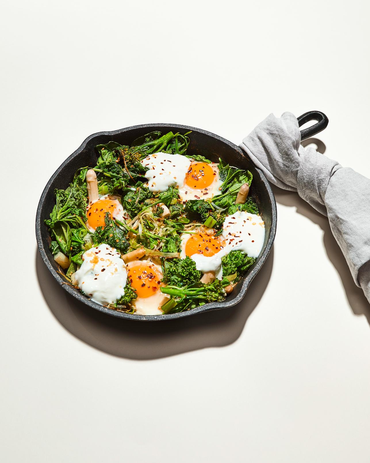 Eieren uit één pan met broccoli en asperges
