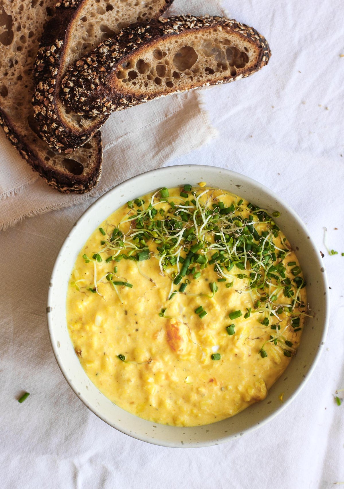 Eiersalade met kurkuma en yoghurt