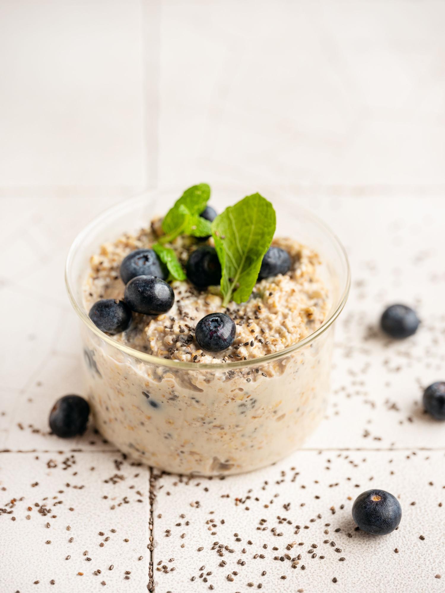 Overnight oats met bosbessen en ricotta