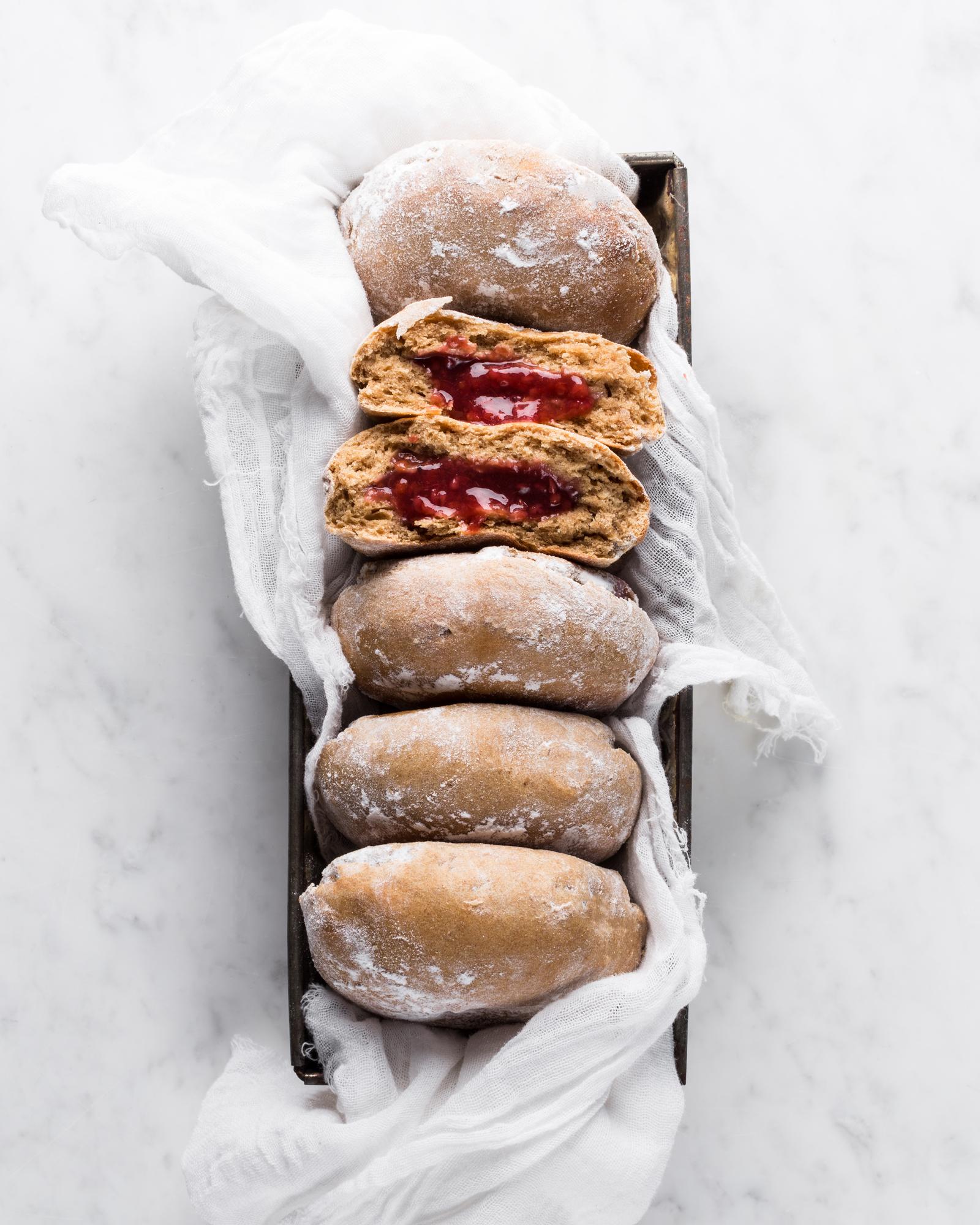 Volkoren donuts met rabarber-aardbeienjam