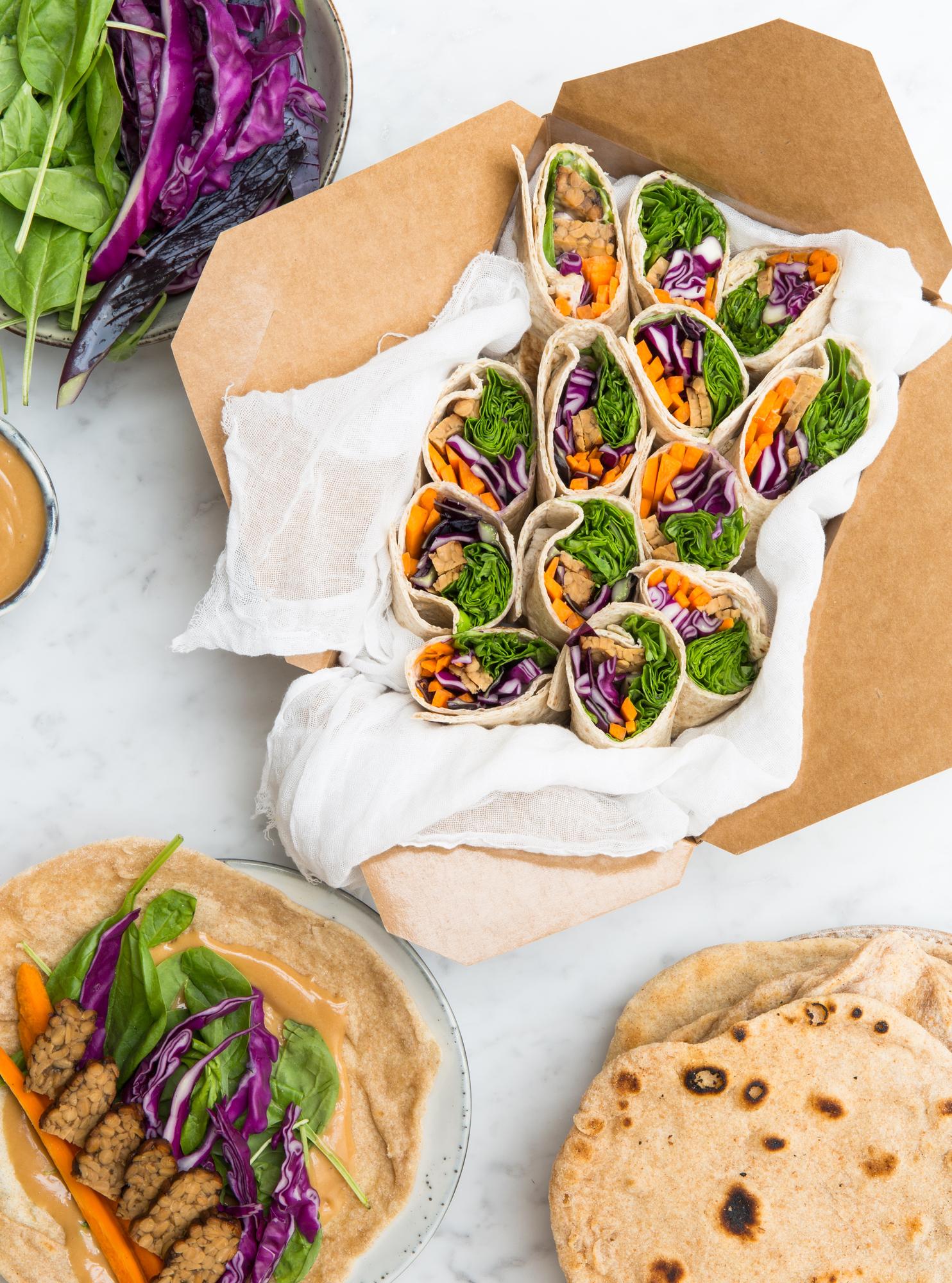 Wrap met tempeh en pindadressing