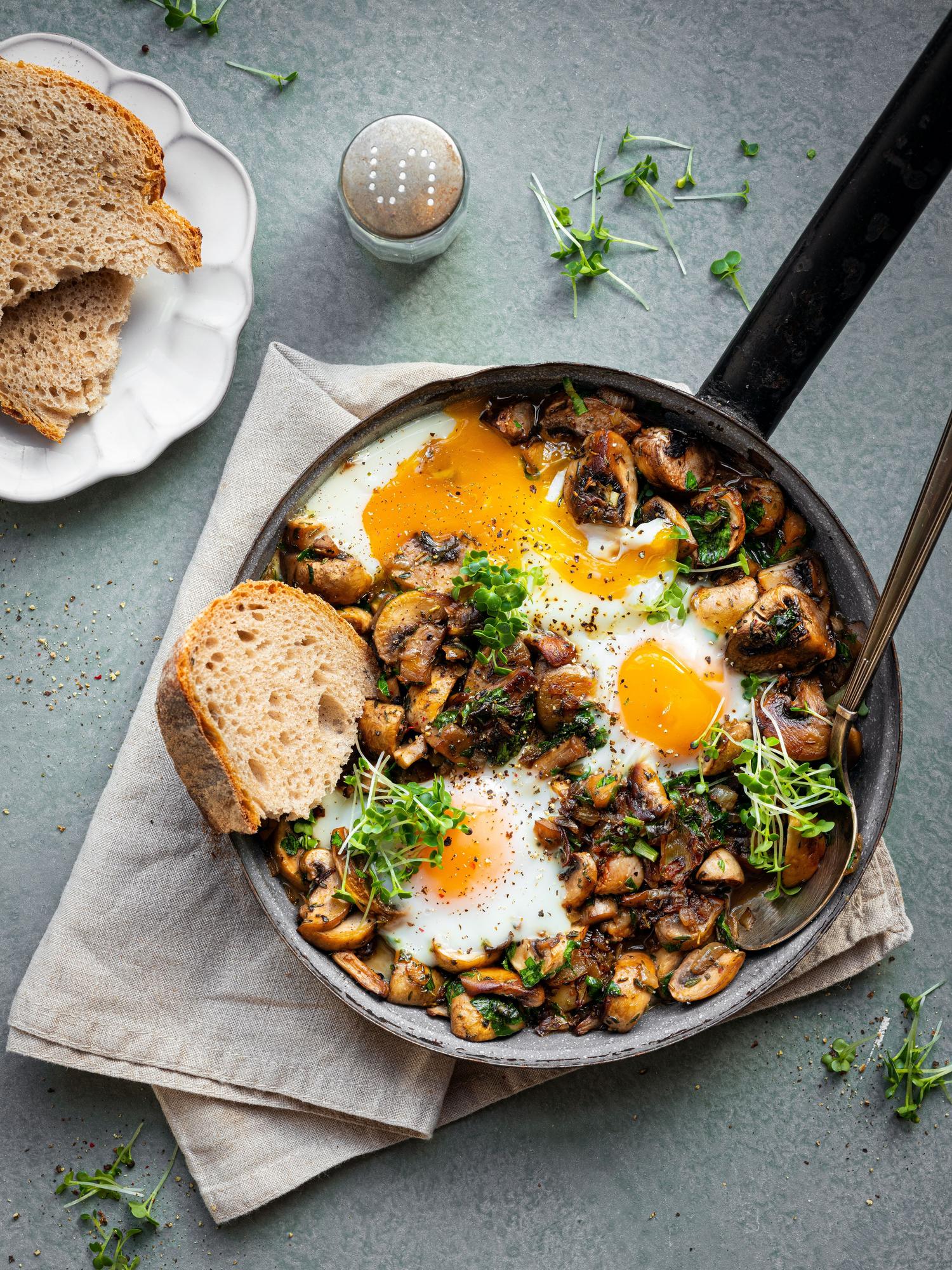Champignons met ei en parmezaan