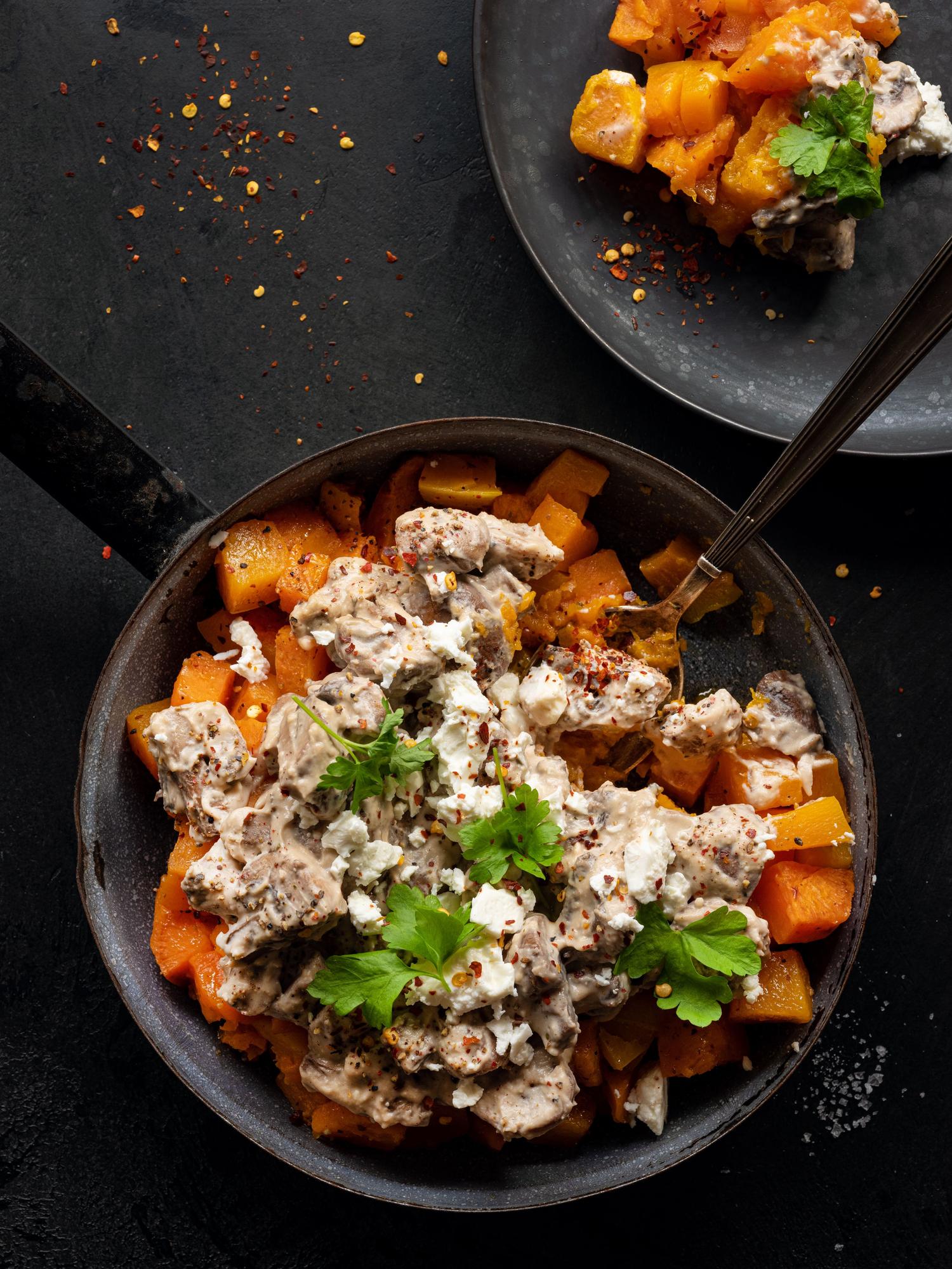 Champignons met kaas, zoete aardappelen en groenten van één bakplaat