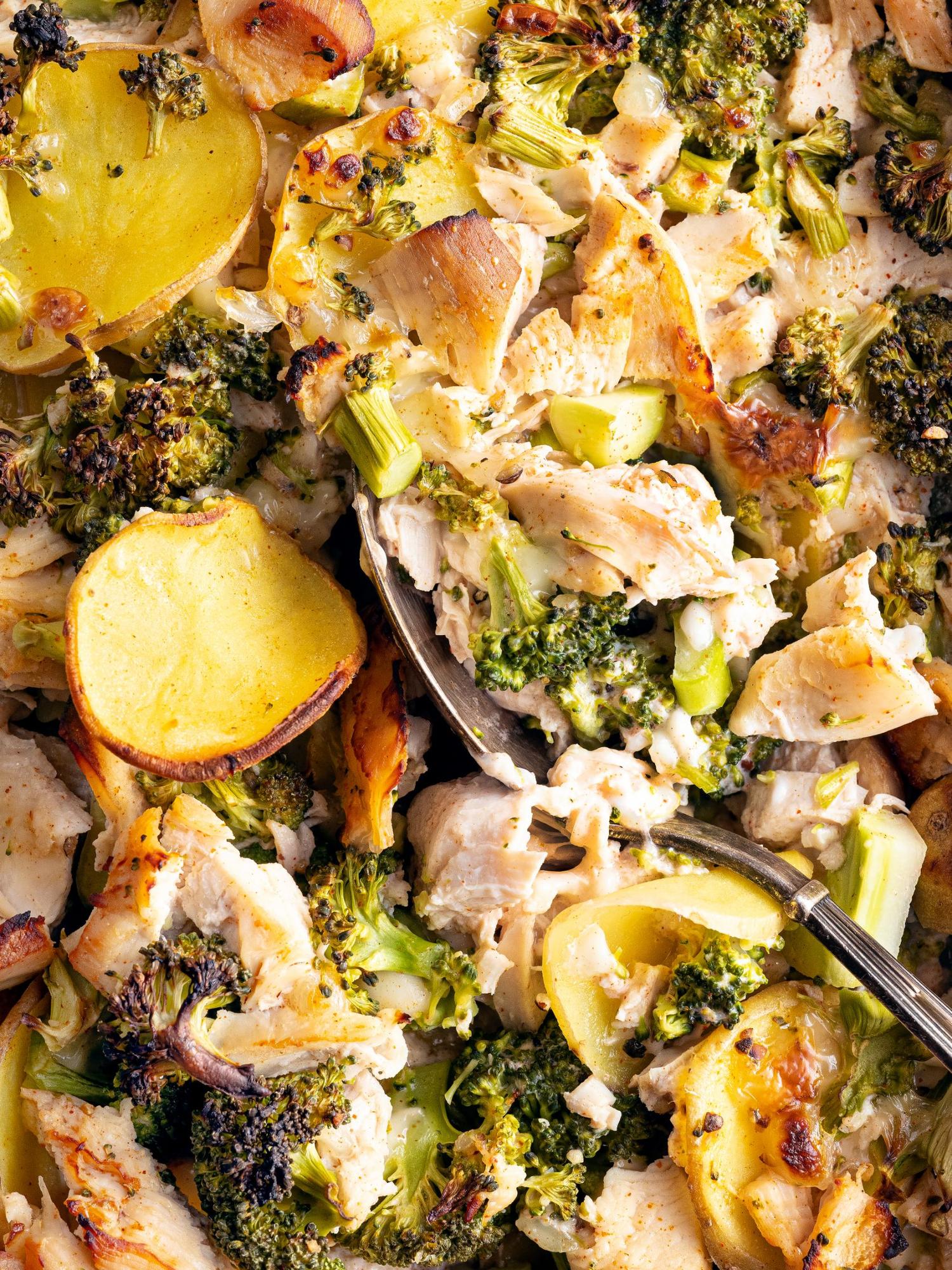 Gegratineerde aardappelen met broccoli, kip en kaas