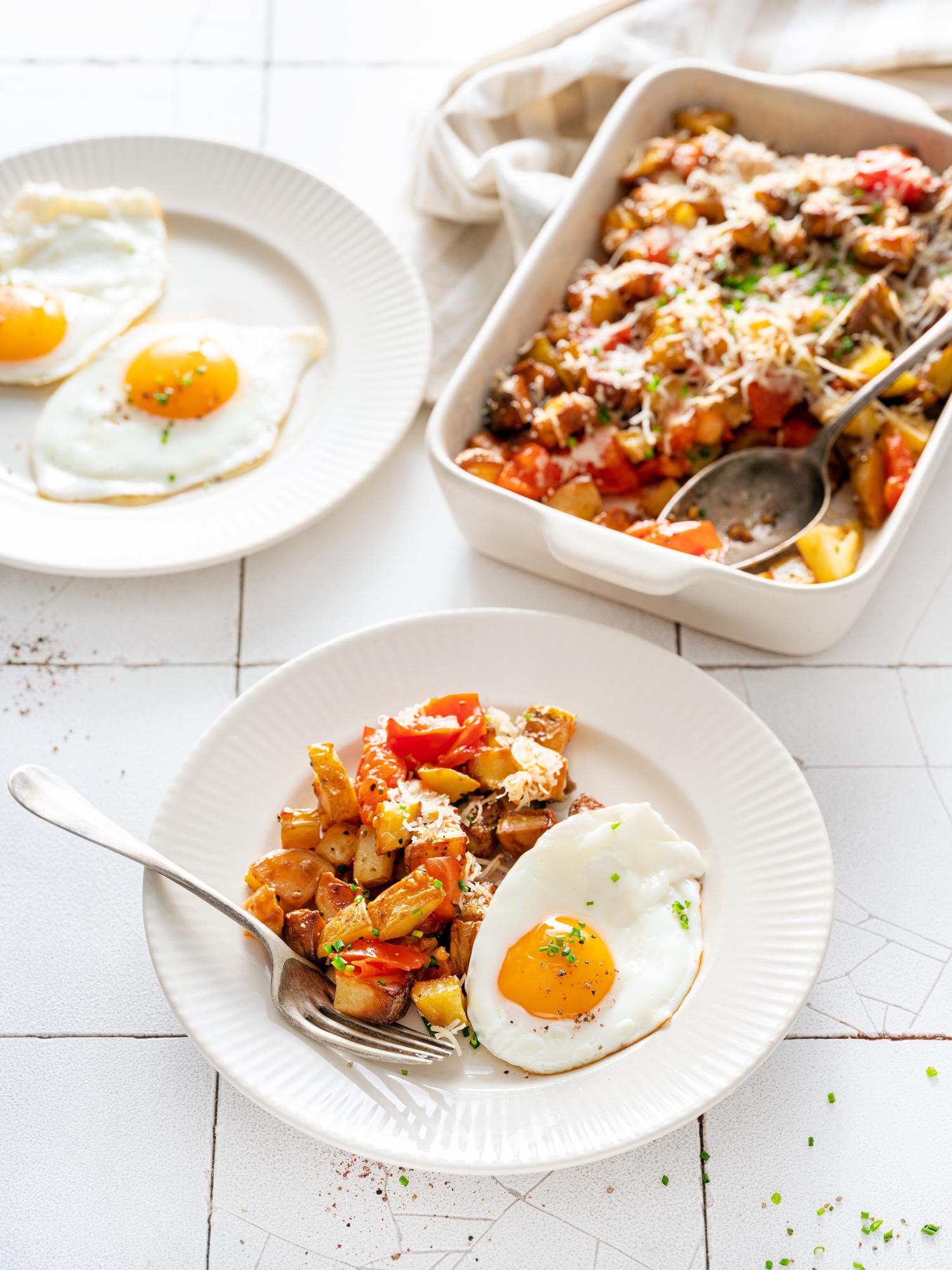 Gegratineerde aardappelen met kaas en tomaat