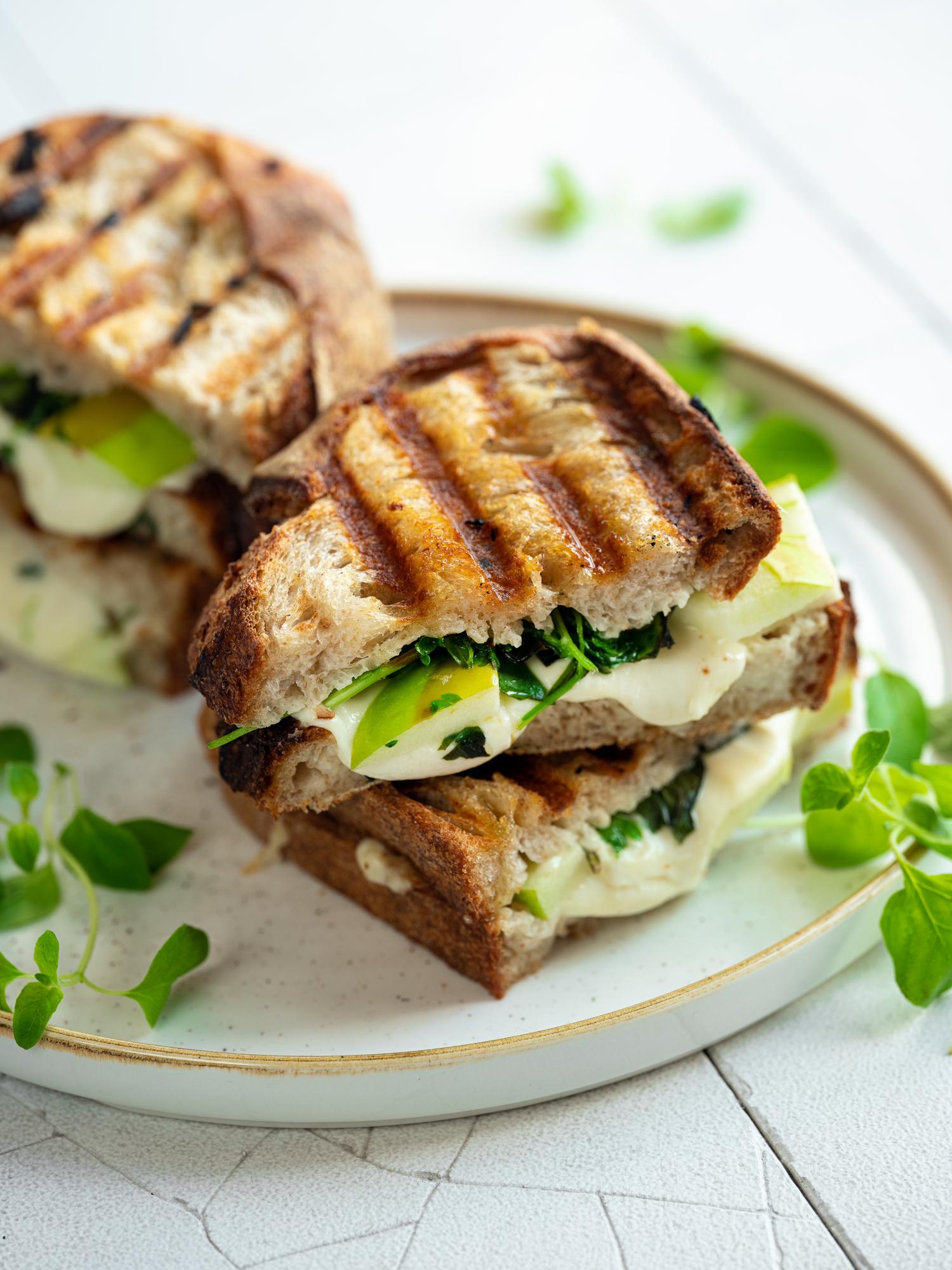 Gegrilde sandwich met mozzarella, groene appel en rucola