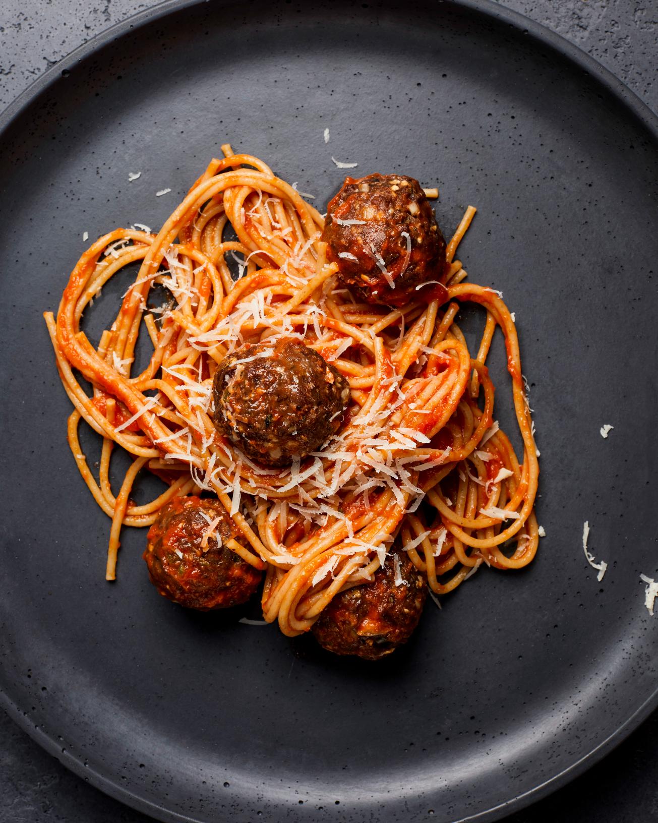 Wildballetjes met saus van geroosterde paprika en tomaat