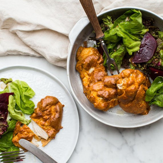 Kipschnitzel met pindakaas en salade
