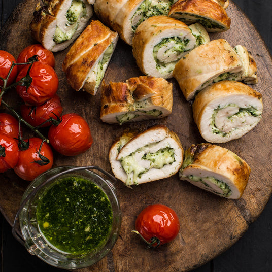 Kiprollade met pesto, mozzarella en geroosterde kerstomaatjes