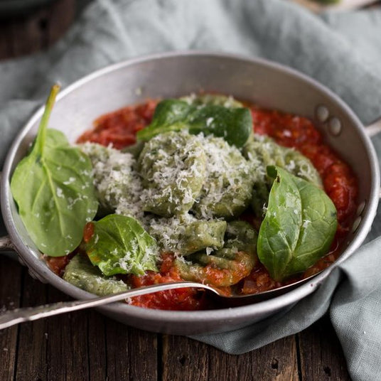 Spinazieknoedels met tomatensaus