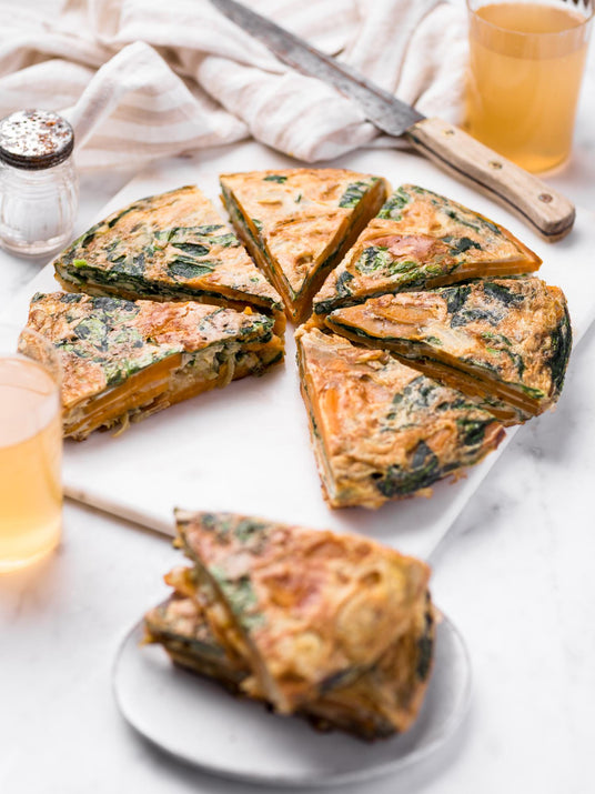 Zoete aardappel tortilla met spinazie