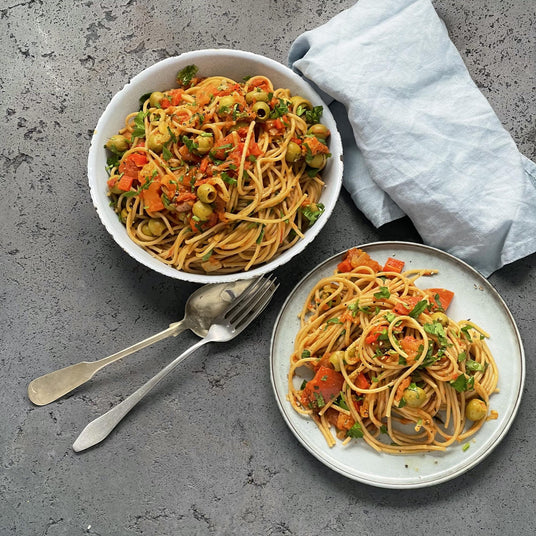 Volkorenpasta met olijven en tomaten